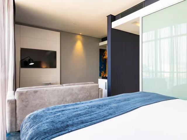 جناح جونيور بسرير كينج مع أريكة، aha Gateway Hotel 1/3