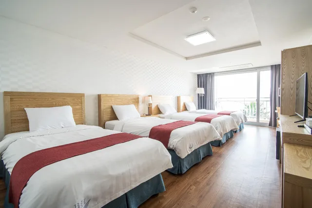 غرفة رباعية بإطلالة على البحر، Breeze Bay Hotel 1/1