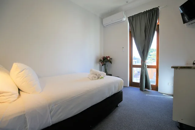 Room, Twin Beds, Shared Bathroom, Newtown Cozystays 5/8
