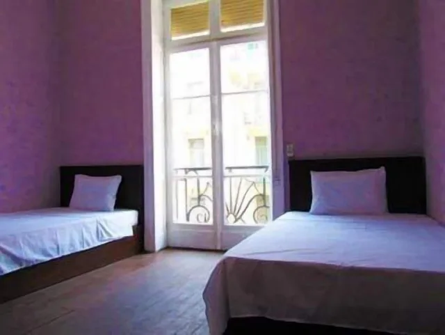 غرفة بسريرين منفصلين بحمام مشترك، Traveler Apos S House Hotel 1/10