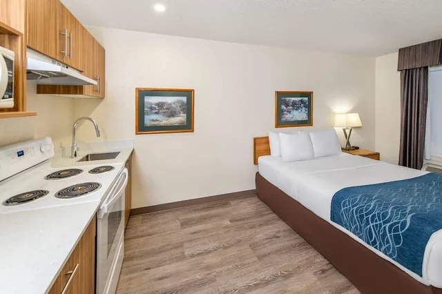 Upgrade, Efficiency, Suite, Queen Bed، Rodeway Inn Edson AB 1/7
