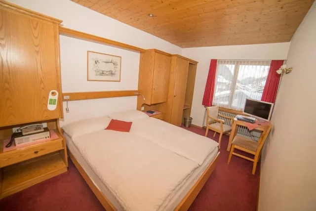 Basic, Double Bed, North Wing، Hotel Parnass 3/8