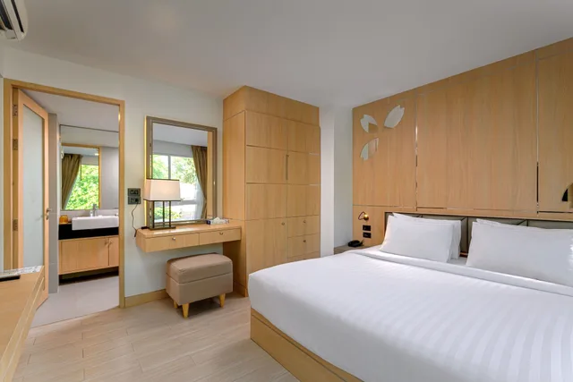 1 Bedroom, Suite, King Bed, Clarian Hotel Beach Patong 3/10