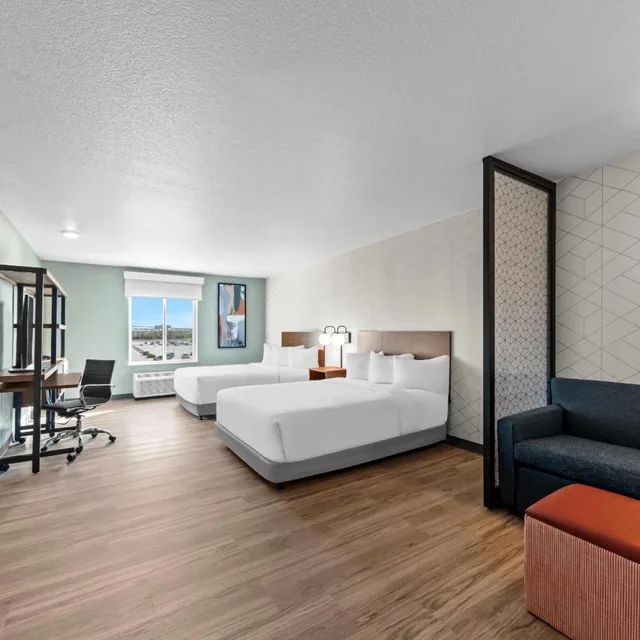 غرفة رباعية بسريرين كوين بحوض استحمام لذوي الإعاقة، Everhome Suites Waco 1/4