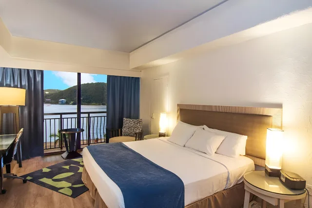 غرفة سوبيريور بسرير كينج بإطلالة على البحر، Windward Passage Hotel USVI 2/2
