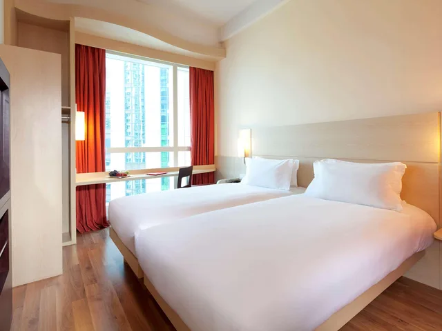 غرفة بسريرين منفصلين بإطلالة على المدينة، Ibis Hong Kong Central & Sheung Wan Hotel 1/2