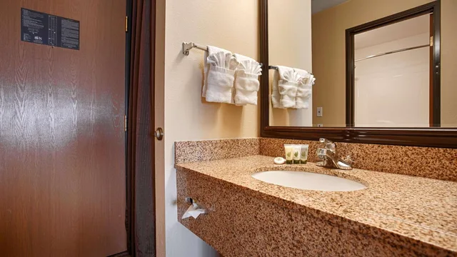 غرفة بسرير كينج بحوض استحمام لذوي الإعاقة، Best Western Plus Corning Inn 2/3
