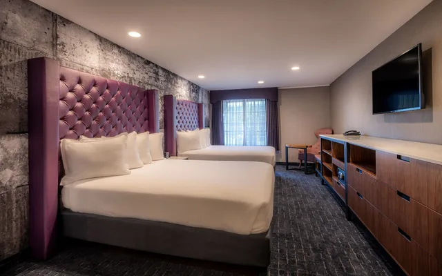 جناح عائلي بسرير كينج وسريرين كوين بغرفتين، Camelot Inn And Suites 2/5