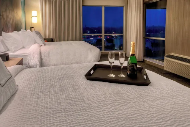 جناح بسريرين كوين مع أريكة لذوي الإعاقة، COURTYARD WESTBURY LONG ISLAND 2/5