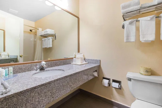 غرفة بسريرين كوين بشرفة، Quality Inn & Suites Crescent City Redwood Coast 5/6