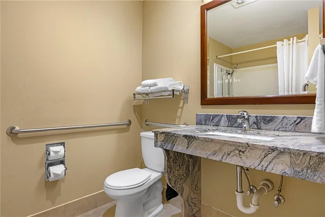 غرفة بسرير كينج بحوض استحمام لذوي الإعاقة، Best Western Plus Prairie Inn 6/8