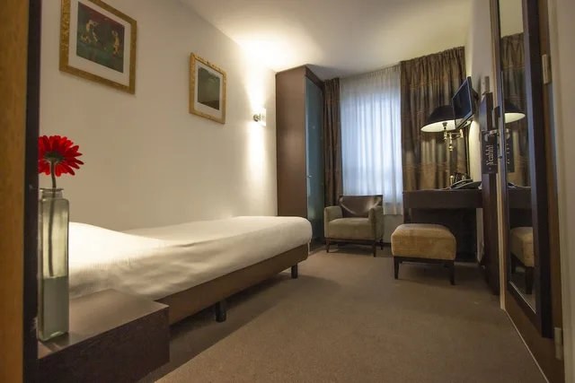 غرفة قياسية بسرير فردي بحوض استحمام، Golden Tulip West Ende 1/10