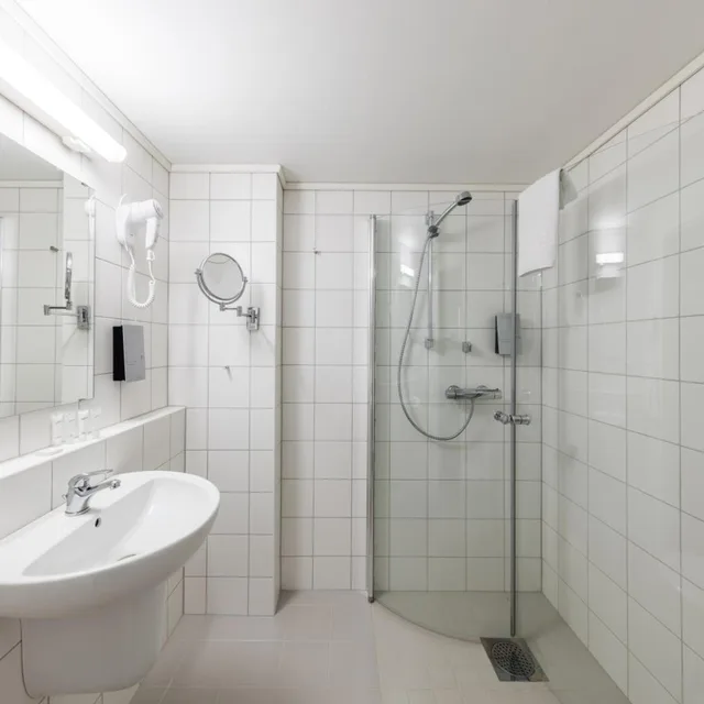 غرفة بسريرين منفصلين بإطلالة على البحيرة، First Hotel Raftewold 7/7