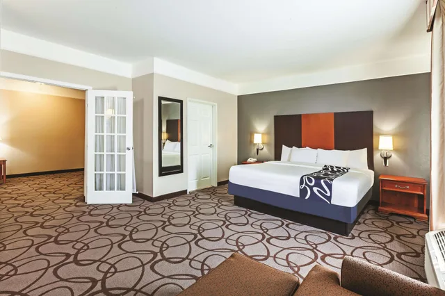 جناح ديلوكس بسرير كينج، La Quinta Inn and Suites by Wyndham Granbury 1/5