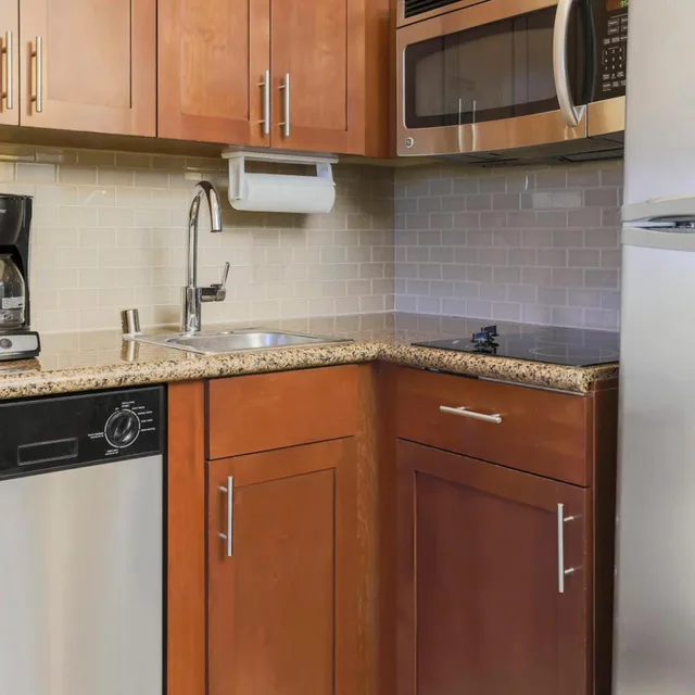جناح بسريرين كوين بغرفة نوم واحدة مع أريكة، Staybridge Suites Reno 5/5