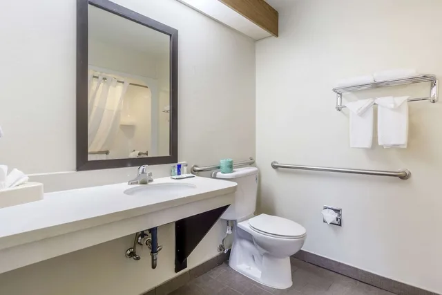 غرفة بسرير كوين بحوض استحمام لذوي الإعاقة، Sleep Inn Sea Tac Airport 8/10