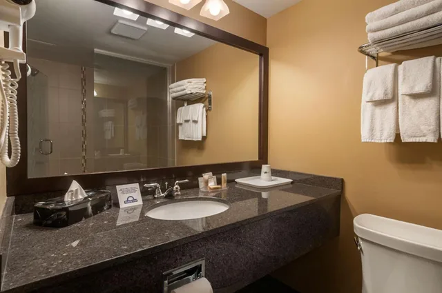 غرفة بسرير كينج وسريرين كوين، Days Inn By Wyndham Calgary Northwest 4/9