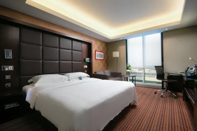 غرفة بريميوم بسرير مزدوج أو سريرين منفصلين، Radisson Blu Hotel Dubai Media City 1/1