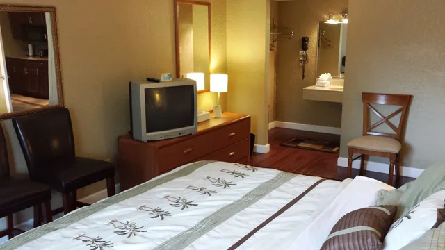 Suite, King Bed, Days Inn By Wyndham Cocoa Cruiseport West At I-95/524 3/8