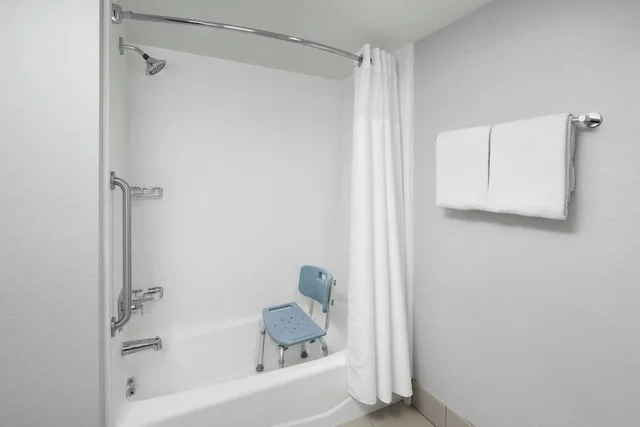 غرفة بسريرين كوين مع أريكة لذوي الإعاقة، Courtyard by Marriott Salt Lake City Sandy 5/5