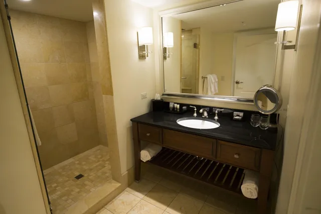 Room, King Bed, The Edgewater 4/4