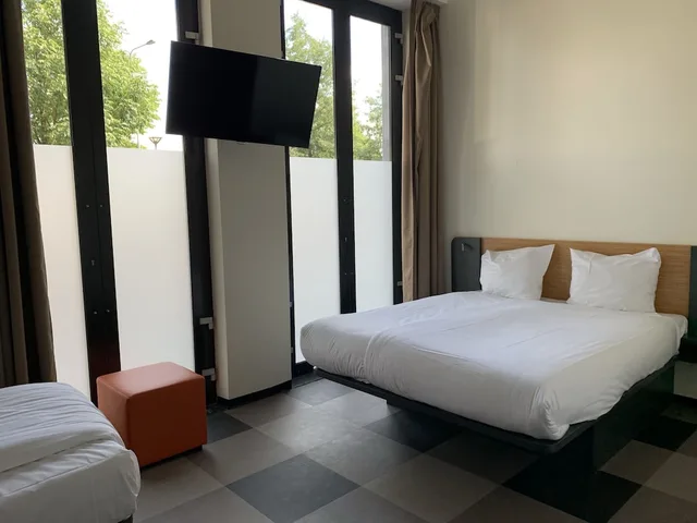 غرفة عائلية رباعية بسرير كوين وسريرين منفصلين لذوي الإعاقة، easyHotel Maastricht City Center 6/10