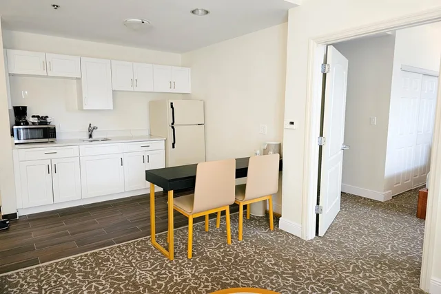 جناح بسرير كينج وسريرين كوين بغرفتي نوم، Montreal Suites Orlando 2/2