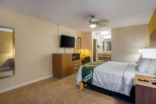 Room, King Bed, Exterior Entrance، Quality Inn and Suites Airport Cruise Port Hollywood 5/9