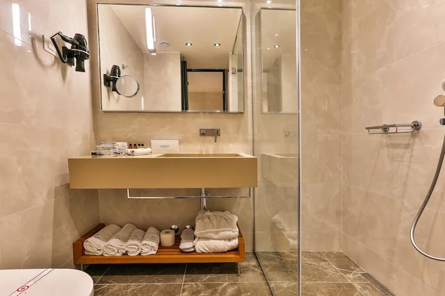 غرفة عائلية رباعية بسرير كينج بإطلالة على البحر مع أريكة، Hotel Kalos 4/5