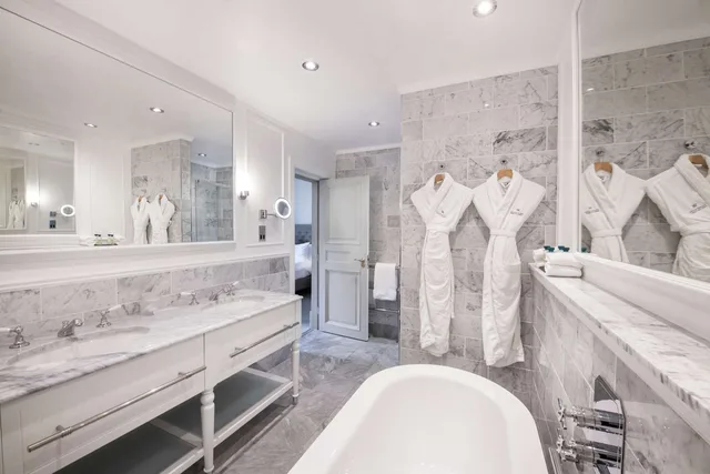 1 Bedroom, Suite, King Bed, Castle View، The Caledonian Edinburgh, Curio Collection by Hilton 2/2