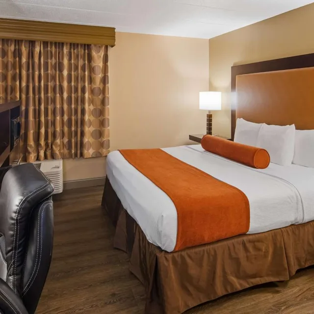 غرفة بسرير كينج بحوض استحمام لذوي الإعاقة، Best Western Crossroads Of The Bluffs 3/8