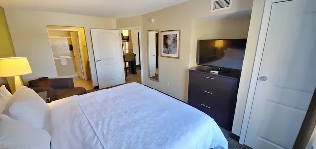 جناح بسرير فردي بغرفة نوم واحدة بمطبخ لذوي الإعاقة، STAYBRIDGE SUITES EAU CLAIRE - ALTOONA 2/3