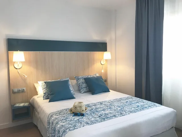 غرفة بسرير مزدوج مع سرير إضافي، Hotel Rentalmar Salou Beach 1/10