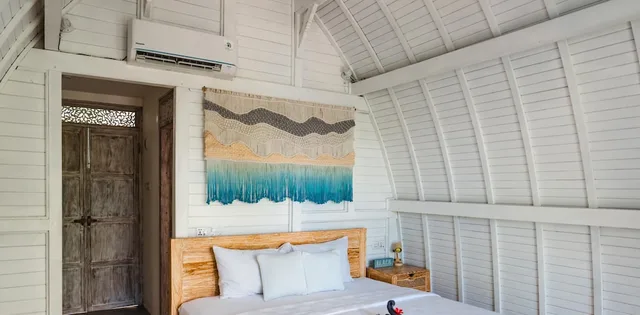 Deluxe, King Bed, Beach Front, Balcony، Mambo Beach Resort 1/1