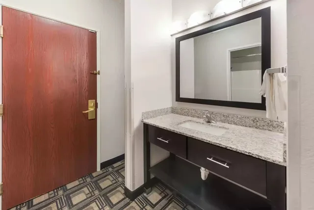Efficiency, King Bed, Smoking، Suburban Studios Mason Hwy 42 5/5