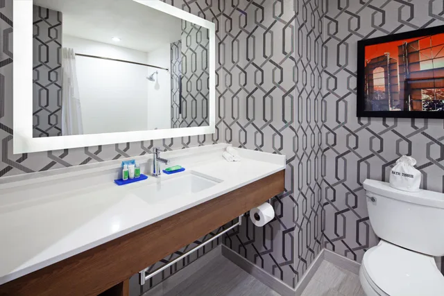 Room, Queen Bed, Holiday Inn Express Hollywood Walk of Fame An Ihg Hotel 5/8