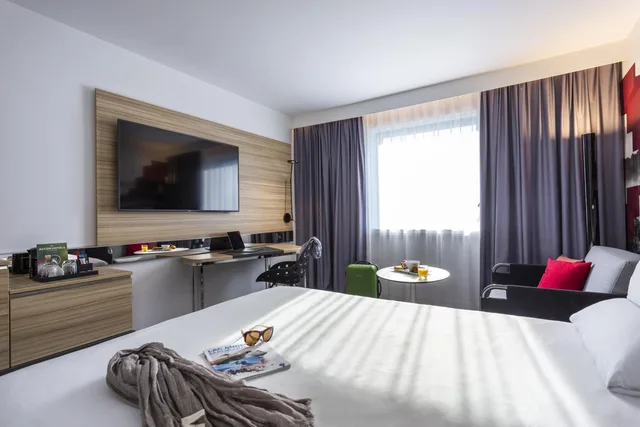 غرفة كلاسيكية بسرير مزدوج وسرير فردي مع أريكة، Novotel Annecy Centre 2/4
