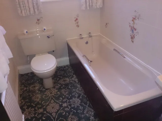 Room, Double Bed, OYO Rose & Crown Hotel 2/2