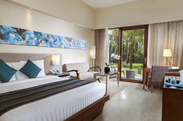 غرفة ديلوكس بسرير كينج بإطلالة على الحديقة بشرفة، Courtyard By Marriott Bali Nusa Dua Resort 2/10