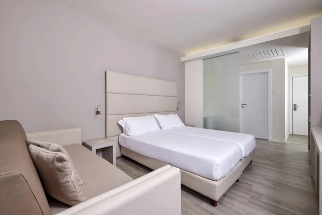 غرفة سوبيريور بإطلالة على البحيرة بشرفة، Hotel Royal Village 2/4