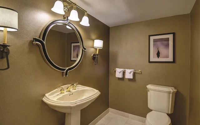 Renovated, Resort, Luxury, Suite, King Bed، Excalibur Hotel and Casino 4/9