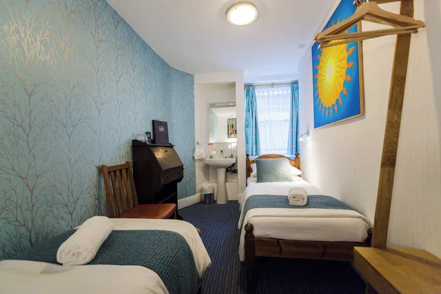 غرفة بسريرين منفصلين بحمام مشترك، St Athans Hotel 5/9