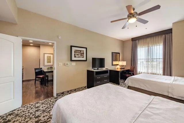 جناح بسريرين كوين بغرفة نوم واحدة مع أريكة، Homewood Suites by Hilton Oxnard/Camarillo 3/6