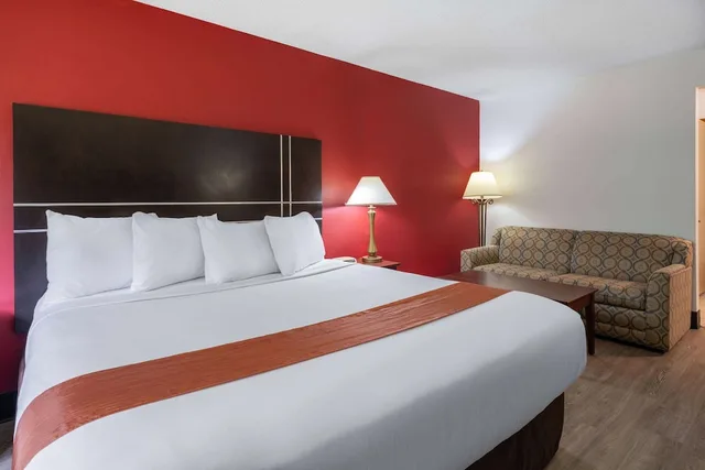 غرفة بسرير كينج، Travelodge by Wyndham Merrill 3/8