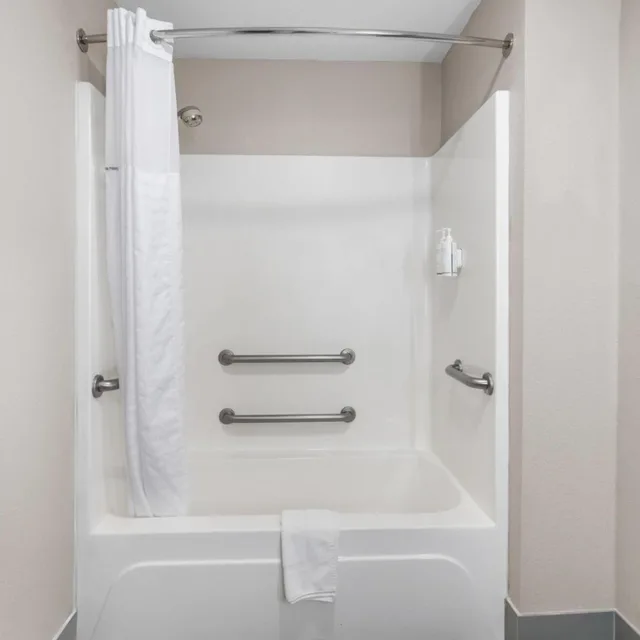 جناح ديلوكس بحوض جاكوزي لذوي الإعاقة، Days Inn Suites By Wyndham Ridgeland 4/5