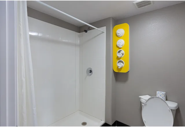 غرفة بسرير كينج لذوي الإعاقة، Motel6 Show Low, AZ 6/6