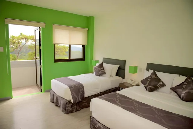 غرفة بريميوم ديلوكس بسرير كوين وسرير فردي، Baguio Lefern Hotel 2/2