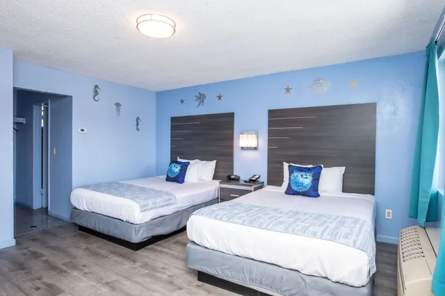 غرفة قياسية ثلاثية بسرير كينج وسريرين كوين بغرفتي نوم، Aqua Breeze Inn 3/5
