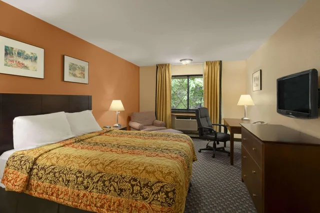 غرفة بسرير كوين، Days Inn & Suites by Wyndham Stevens Point 3/3