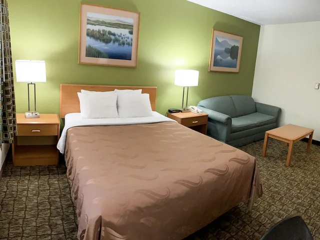 غرفة كومفورت بسرير كوين مع أريكة، Hudson Inn & Suites (ex Quality Inn) 1/5
